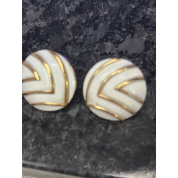 Vintage Monet White & Gold Chevron Clip-On Earrings - Timeless Statement Jewelry - Picture 8 of 8